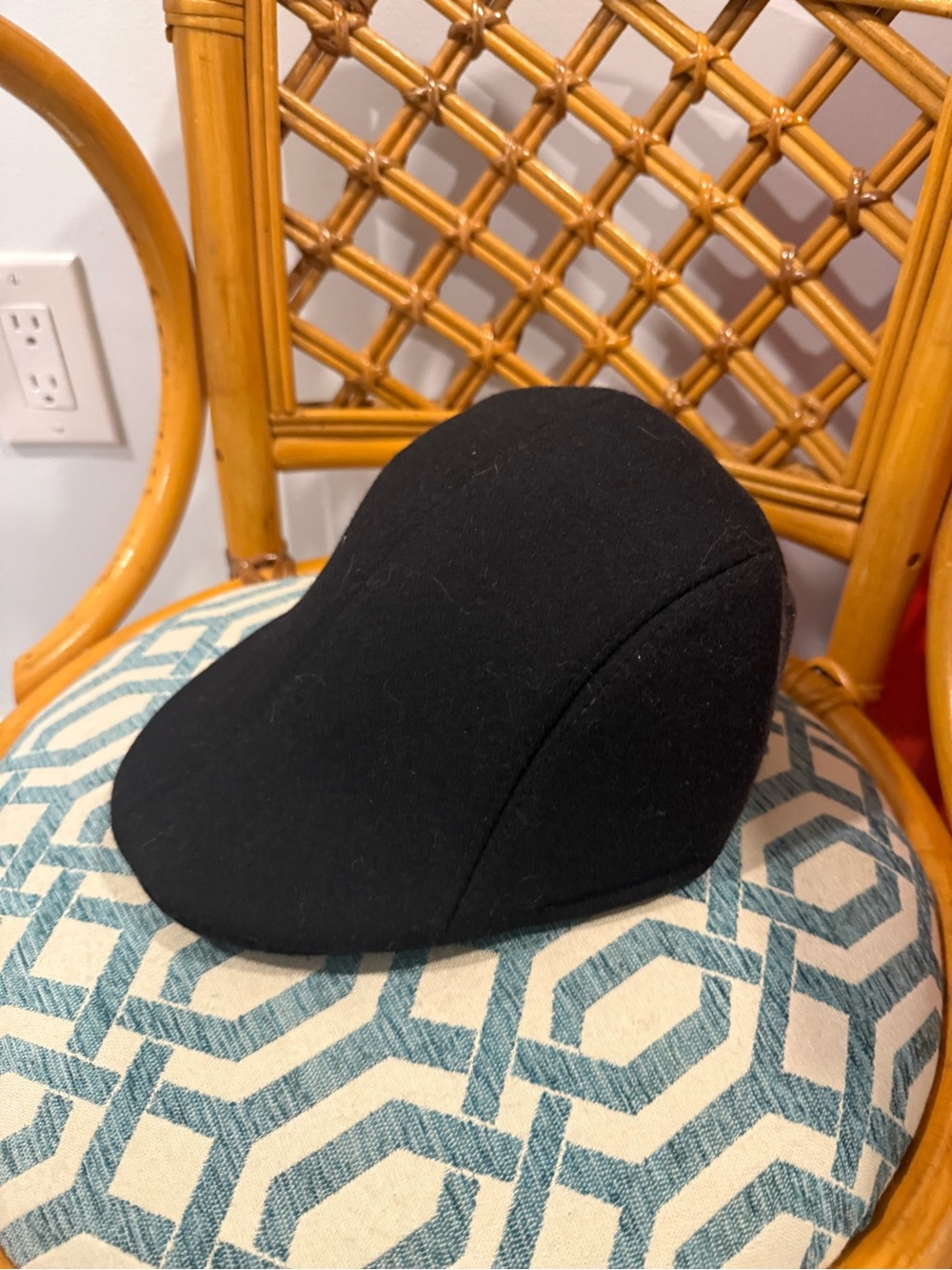 Men's Black Wool-Blend Driving Cap - Sleek Low-Profile Style